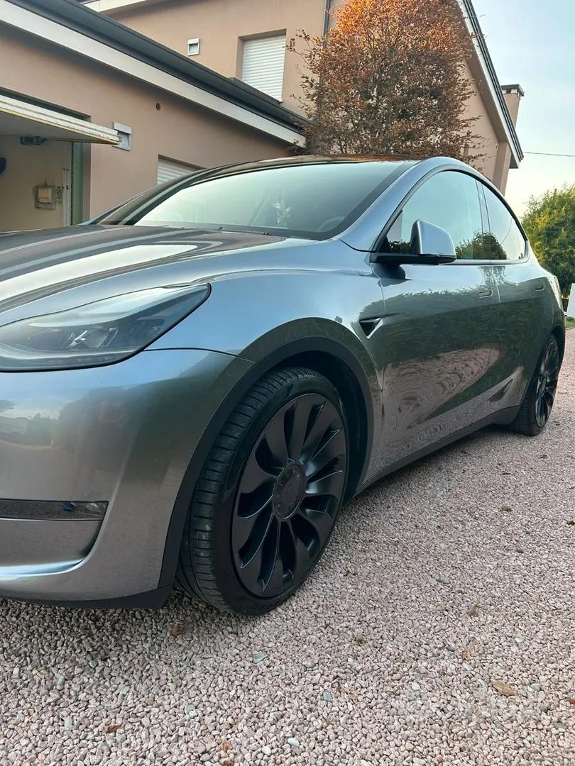 Tesla Model Y 2023 photo 2