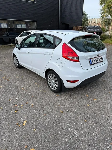 Ford Fiesta 2012 photo 2