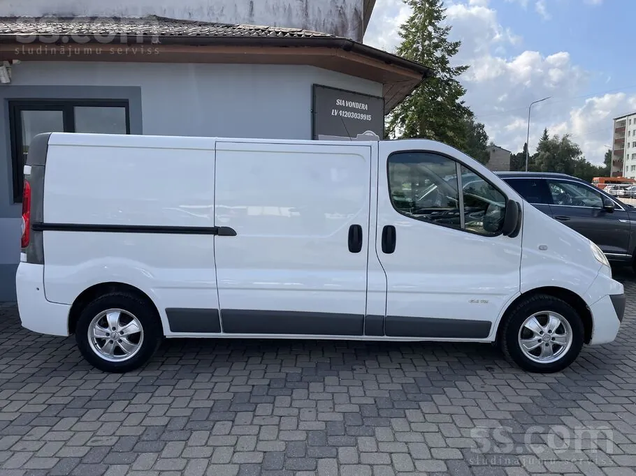Renault Trafic 2012 photo 2