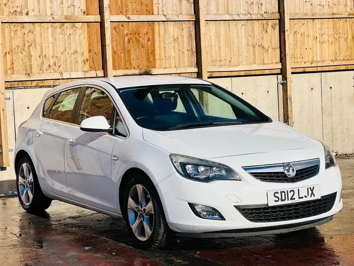 Vauxhall Astra 2012 photo 3