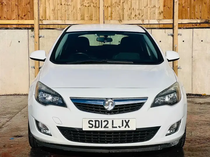 Vauxhall Astra 2012 photo 2