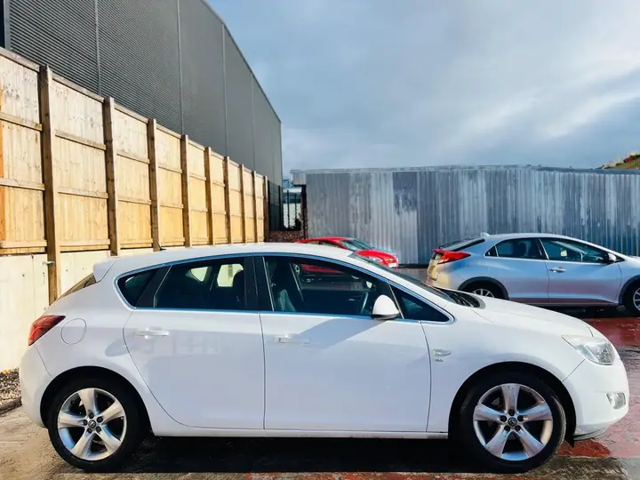 Vauxhall Astra 2012 photo 5