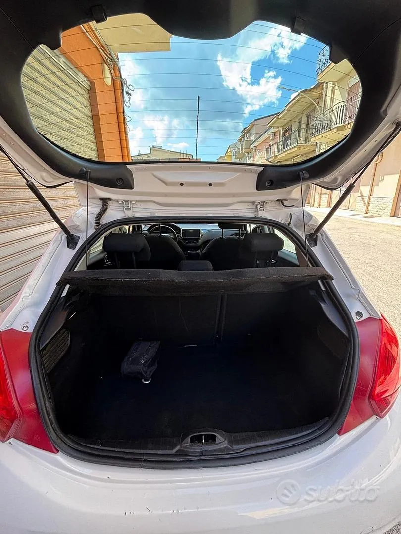 Peugeot 208 2015 photo 4