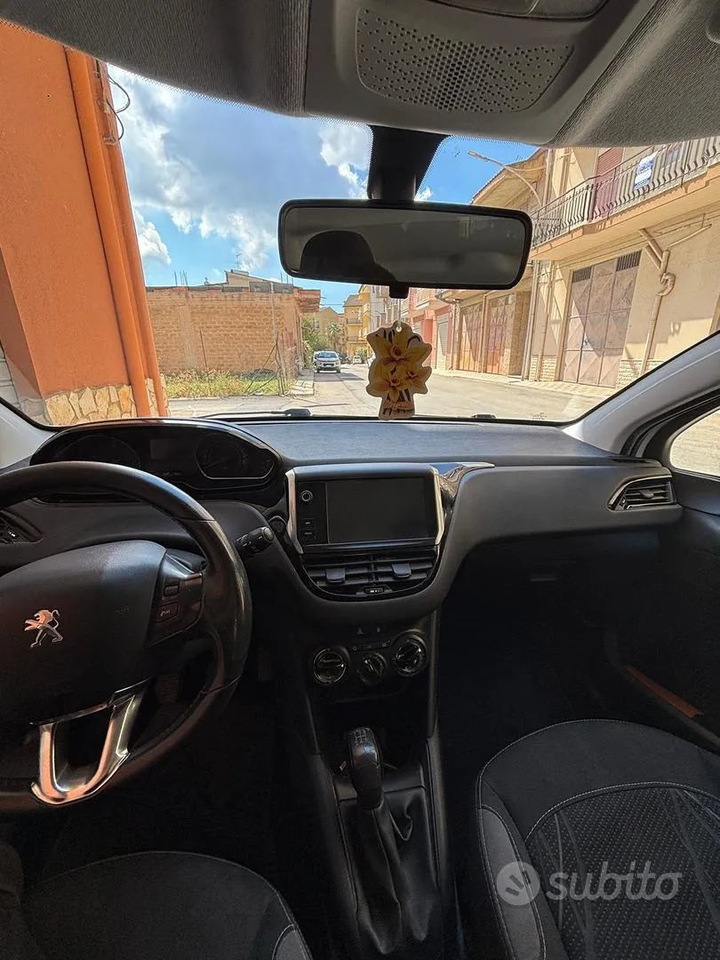 Peugeot 208 2015 photo 3