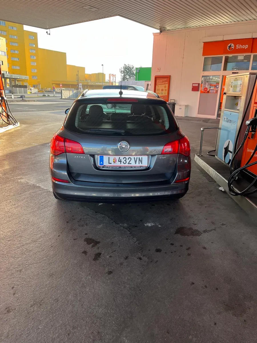 Opel Astra 2011 photo 2