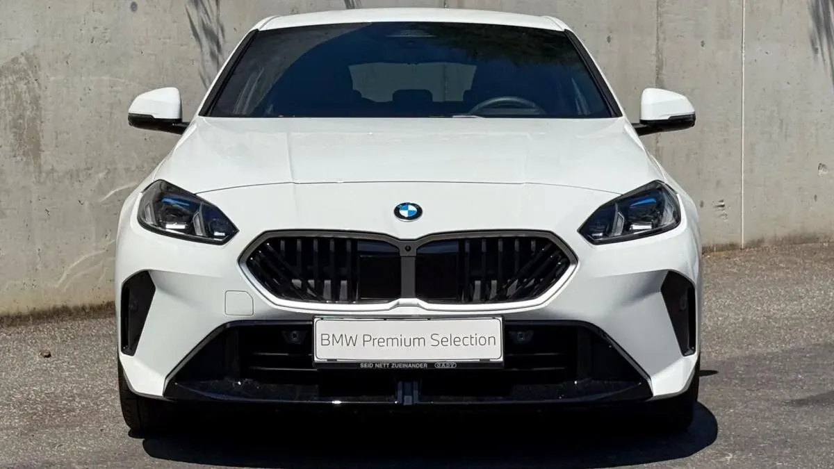 BMW 1 Series 2025 photo 2