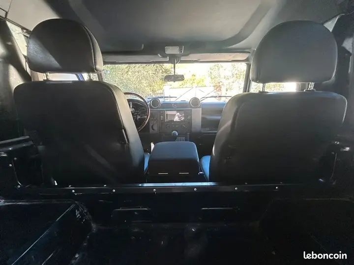 Land Rover Defender 2010 photo 4