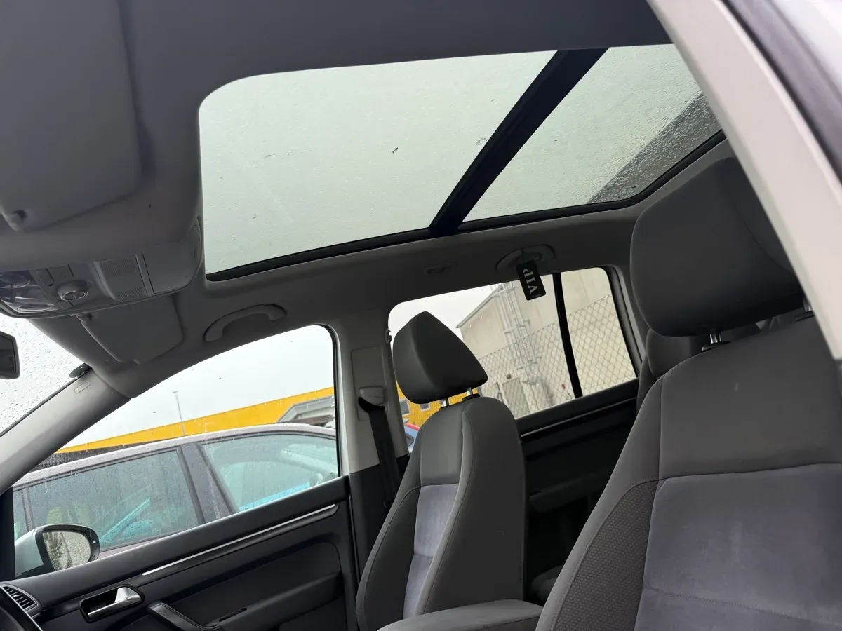 Volkswagen Touran 2011 photo 3