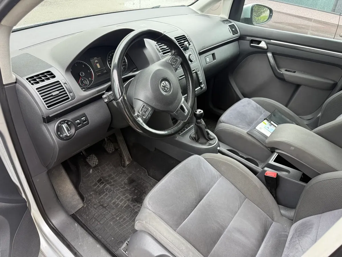 Volkswagen Touran 2011 photo 2
