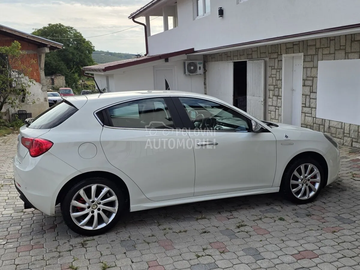 Alfa Romeo Giulietta 2011 photo 5