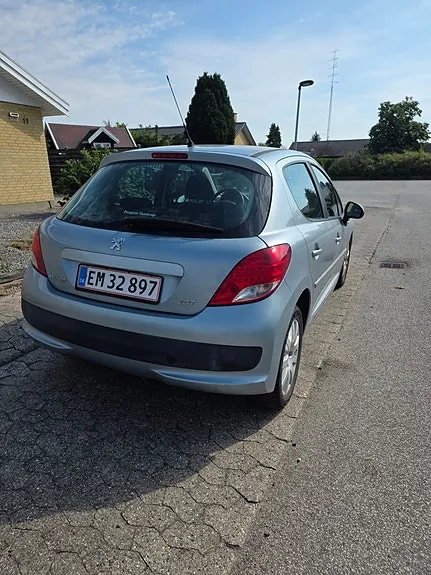 Peugeot 207 2011 photo 2
