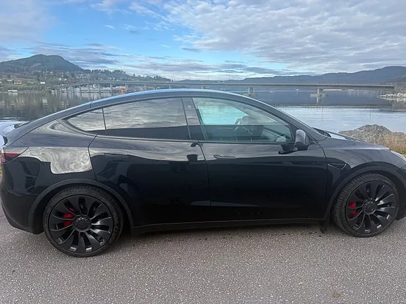 Tesla Model Y 2023 photo 2