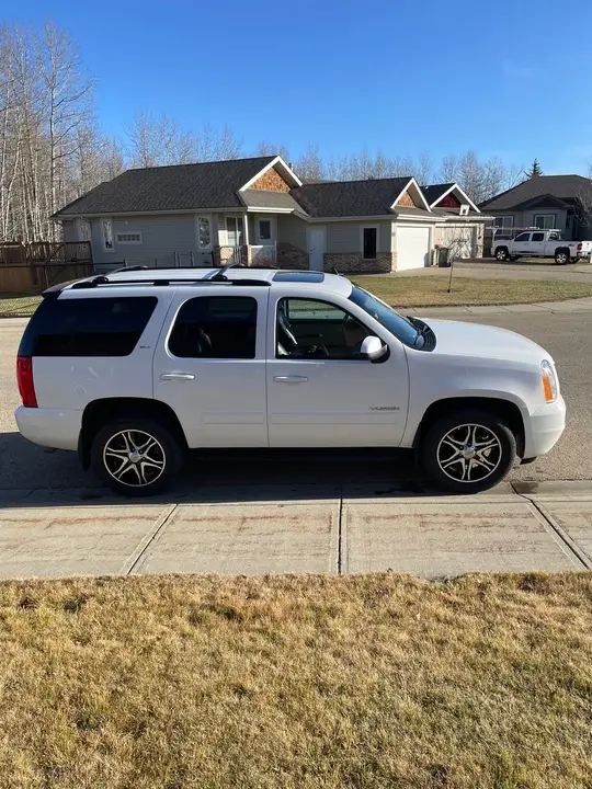 GMC Yukon 2013 photo 2