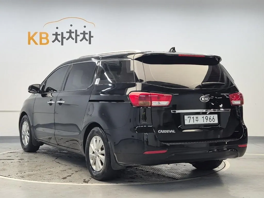 Kia Carnival 2017 photo 2