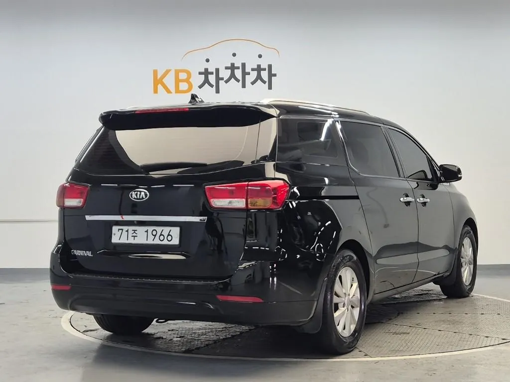Kia Carnival 2017 photo 3