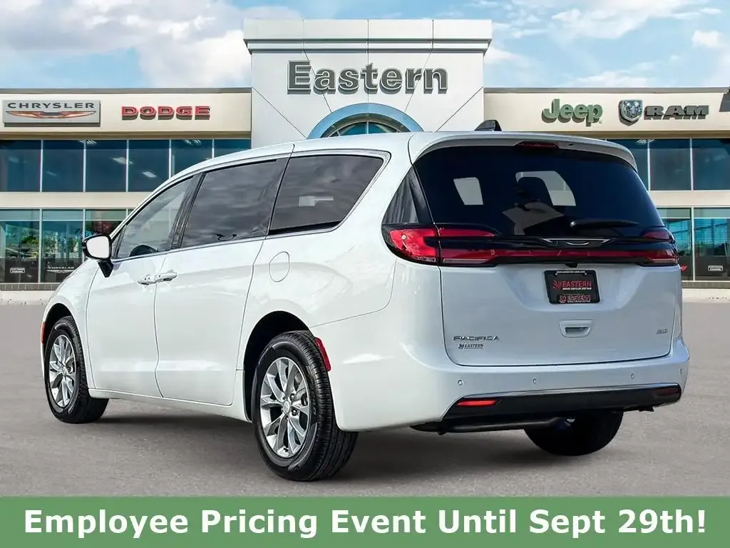 Chrysler Pacifica 2027 photo 3