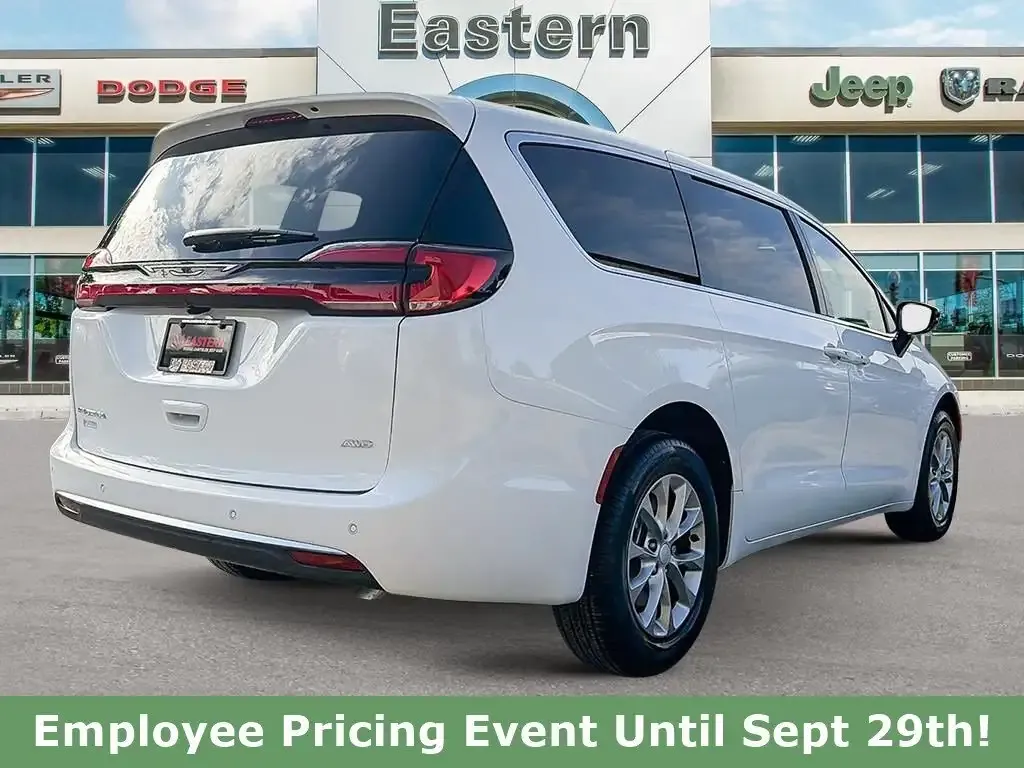 Chrysler Pacifica 2027 photo 5