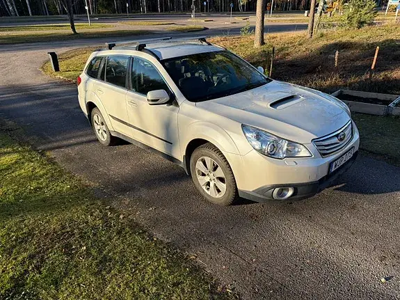 Subaru Outback 2011 photo 2
