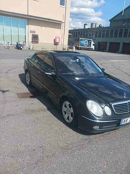 Mercedes-Benz E220 2004 photo 2