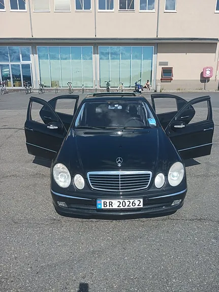 Mercedes-Benz E220 2004 photo 4