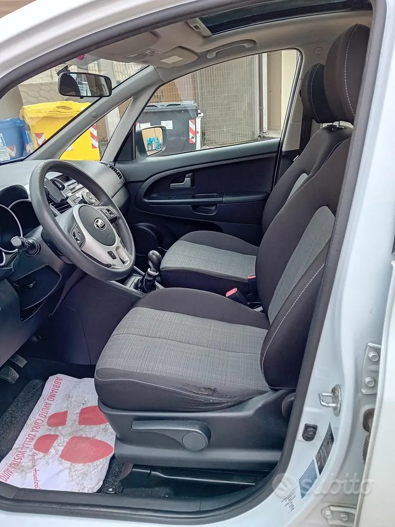 Kia Venga 2013 photo 2
