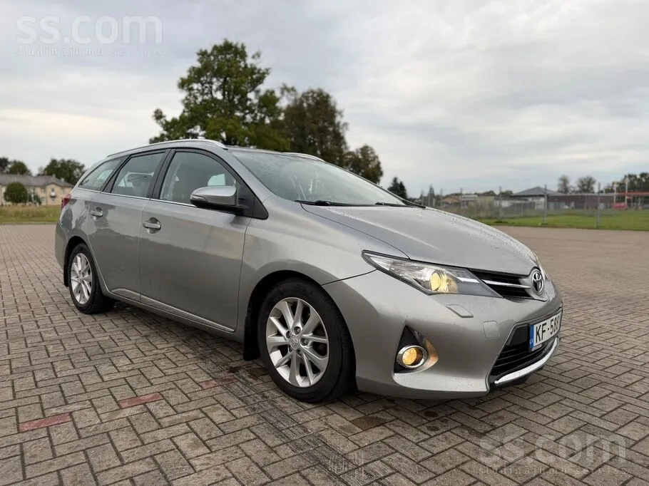 Toyota Auris 2013 photo 2