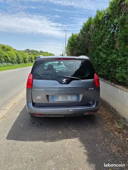 Peugeot 5008 2011 photo 2