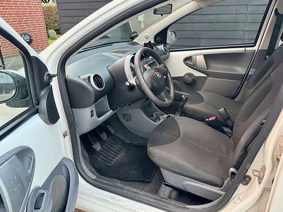 Toyota Aygo 2010 photo 5