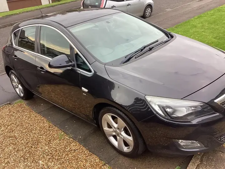 Vauxhall Astra 2012 photo 2