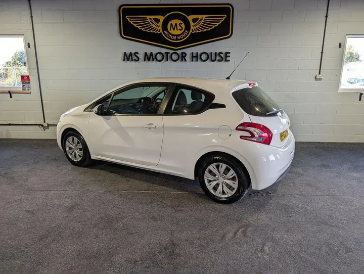 Peugeot 208 2012 photo 4