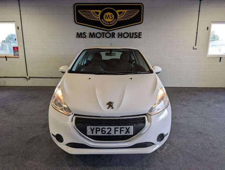 Peugeot 208 2012 photo 2