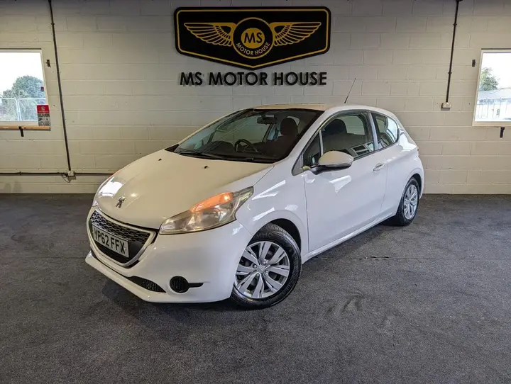 Peugeot 208 2012 photo 3