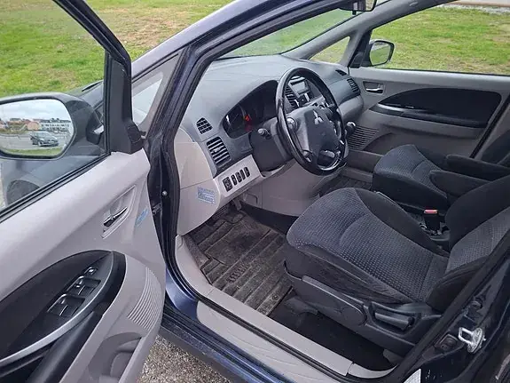 Mitsubishi Grandis 2006 photo 2