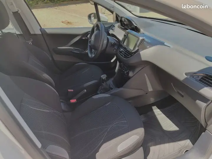 Peugeot 208 2014 photo 3