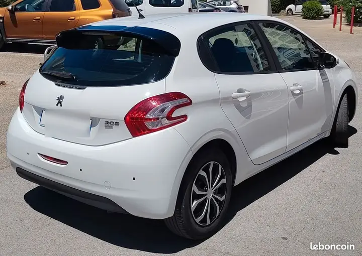 Peugeot 208 2014 photo 2