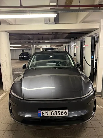 Tesla Model Y 2025 photo 2