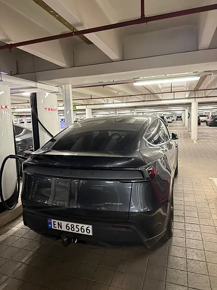 Tesla Model Y 2025 photo 4