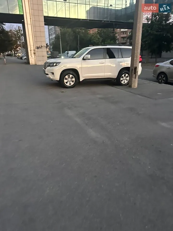 Toyota Land Cruiser Prado 2019 photo 2
