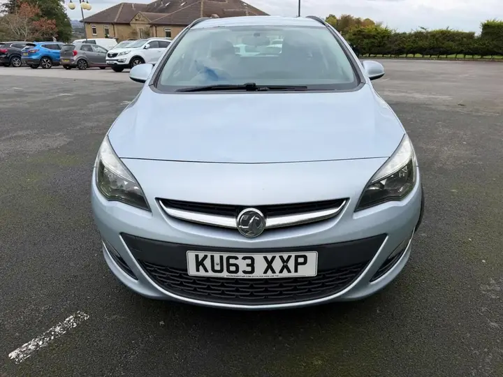 Vauxhall Astra 2014 photo 2