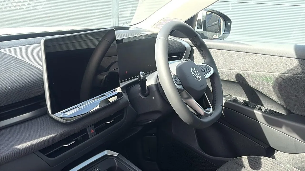 Volkswagen T-Roc photo 2