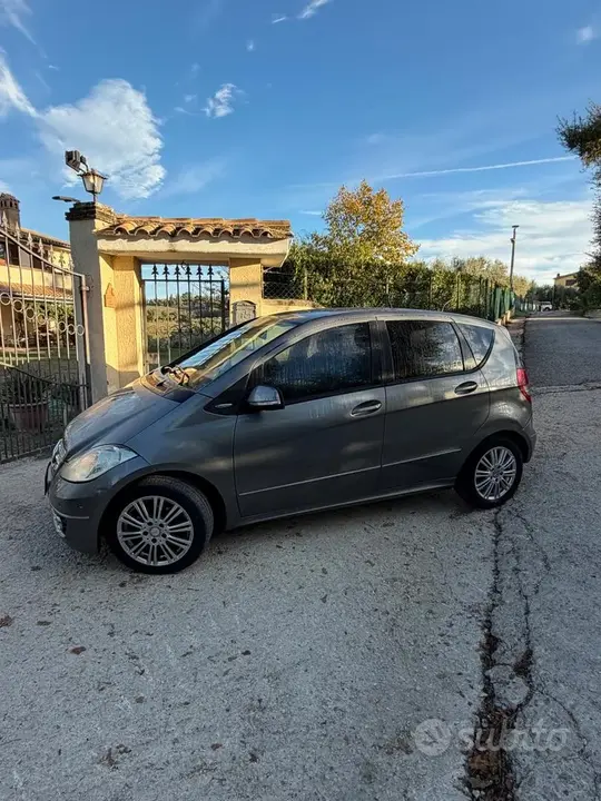 Mercedes-Benz A 180 2012 photo 2