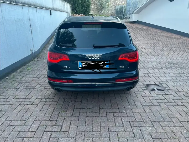 Audi Q7 2010 photo 2