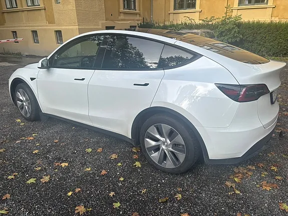 Tesla Model Y 2023 photo 2