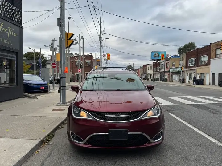 Chrysler Pacifica 2017 photo 2