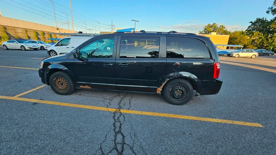 Dodge Grand Caravan 2010 photo 3