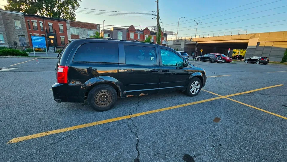 Dodge Grand Caravan 2010 photo 2