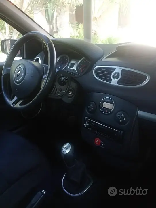 Renault Clio 2006 photo 2