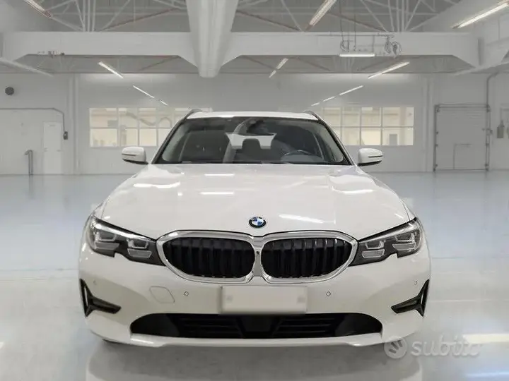 BMW 318I 2022 photo 2