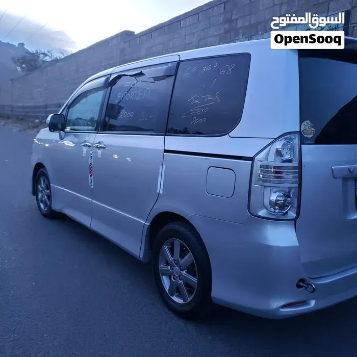 Toyota Voxy 2009 photo 3
