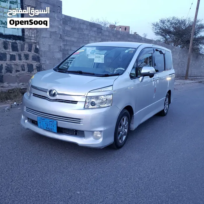 Toyota Voxy 2009 photo 4